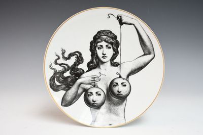 une image représentant une assiette sur laquelle est dessinée une femme tenant deux balles