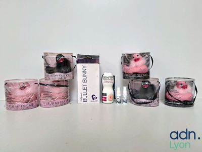 un grand nombre d'objets différents posés sur une table