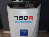 une machine posée par terre devant un panneau