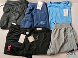 plusieurs paires de shorts pour homme et un t-shirt posés sur une table