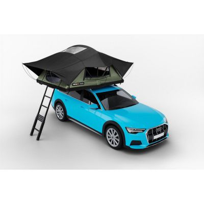 une voiture bleue avec une tente posée dessus