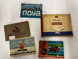 quatre paquets de cigarettes posés sur une table, sur lesquels figurent des étiquettes