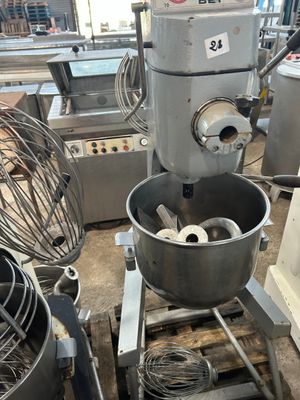 une photo d'un mixeur dans une cuisine équipée de nombreux appareils