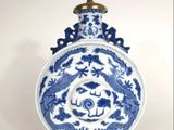un vase bleu et blanc orné d'un dragon