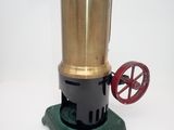 une petite machine posée sur une table