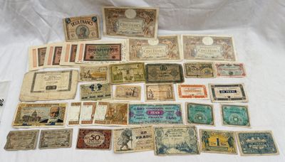 de nombreux billets anciens de différentes sortes posés sur une feuille blanche