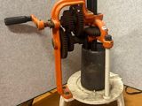 une machine posée sur une table