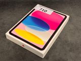 un gros plan d'une boîte contenant un téléphone, posée sur une table