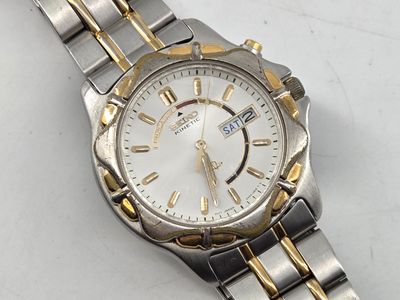 SEIKO Kinetic. Montre acider avec cadran à jour et date.