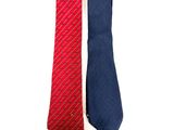 une paire de cravates rouges et bleues sur fond blanc