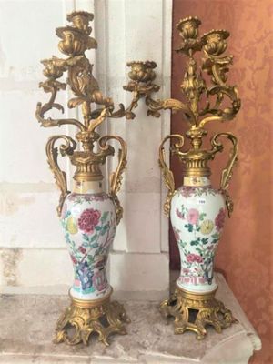 deux vases posés sur une table