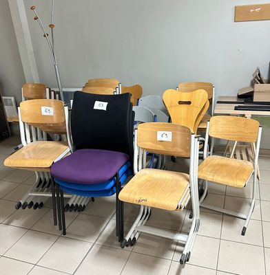a lot of chairs that are sitting in a room