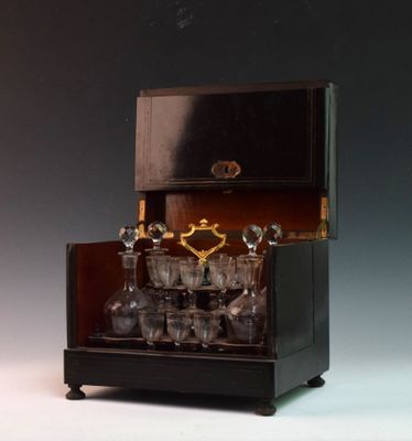 une armoire noire contenant tout un tas de verres
