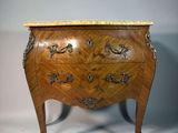une commode ancienne avec dessus en marbre
