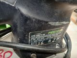 gros plan d'une moto portant une plaque d'immatriculation
