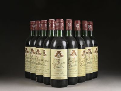 six bouteilles de vin sont alignées sur une table