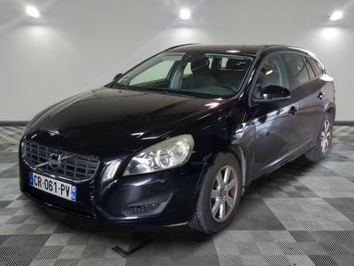 une photo d'un break Volvo noir garé dans un garage