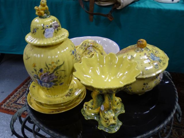 Ensemble de pièce en faïence du Sud : plat, assiette, assiette mo...
