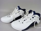 une paire de baskets blanches et bleues à lacets sur un fond gris
