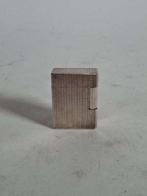 l'image d'un petit objet métallique sur une surface blanche