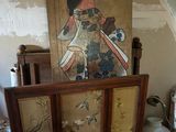 une peinture représentant une femme en kimono accrochée au mur