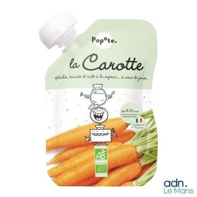 un sac de carottes posé sur une table