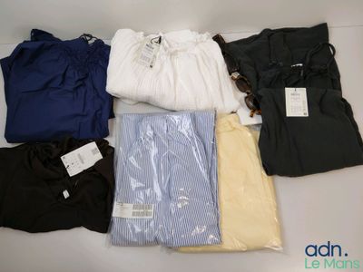 un tas de vêtements posés sur une table