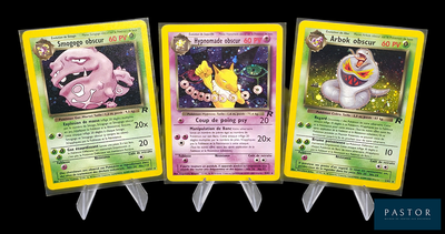 Trois cartes Pokémon sont représentées en ligne sur un fond noir