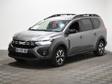 Le SUV gris est garé dans une pièce au sol carrelé en damier.