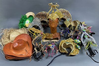 un tas de chapeaux et d'autres objets divers posés sur une table