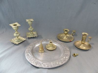 un plateau en argent avec des chandeliers en or, un plateau en argent avec des chandeliers et un plateau en argent avec des chandeliers