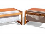 deux petites tables sur lesquelles se trouve un porte-revues