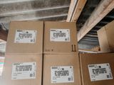 Les cartons sont empilés sur une étagère dans un entrepôt