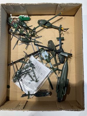 une boîte en carton remplie d'objets militaires divers