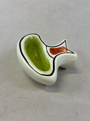un petit bol blanc contenant un liquide vert