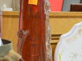 un vase et une assiette posés sur une table dans une pièce