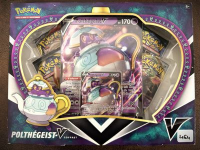une image représentant une boîte de cartes Pokémon posée sur une table
