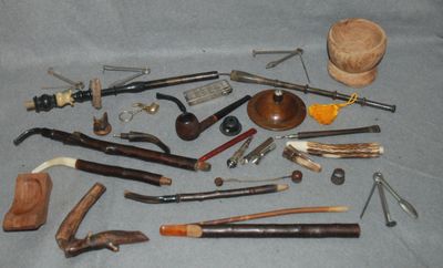 de nombreux types différents de tabacs à pipe sur la table