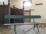 un banc vert au milieu d'une pièce