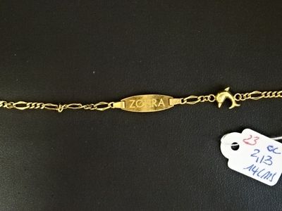 Gros plan sur un bracelet en or portant une étiquette