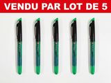 quatre stylos sont alignés sur une surface blanche