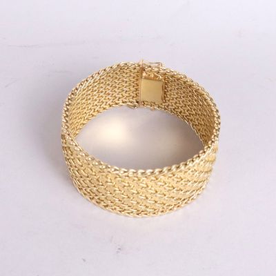 bracelet en maille dorée avec un fermoir carré sur fond blanc