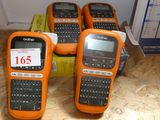 trois téléphones portables orange posés les uns sur les autres sur une table