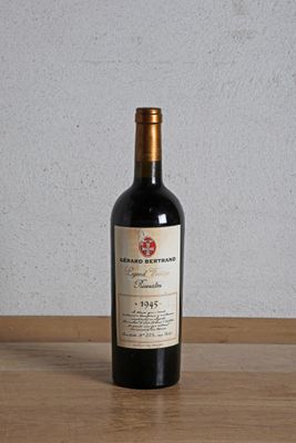 une bouteille de vin rouge posée sur une table en bois