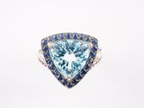 un gros plan d'une bague sertie d'une topaze bleue et d'un saphir bleu