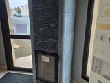 une cheminée dans un coin d'une pièce dotée d'une grande fenêtre