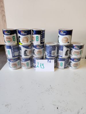 plusieurs boîtes de conserve posées sur une table, avec une étiquette indiquant le prix