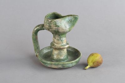une figurine et une autre figurine sur la table