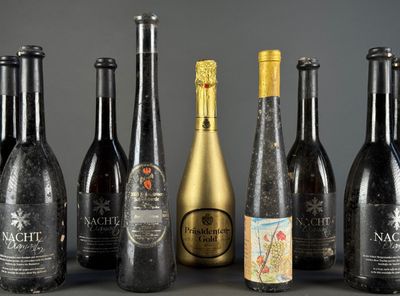 plusieurs bouteilles de vin sont alignées sur une table