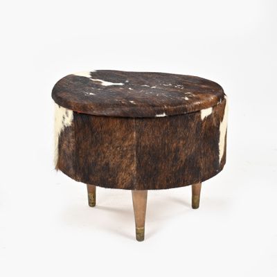 Coffre tabouret tripode de forme circulaire recouvert de pea…